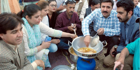 Bilawal Bhutto makes a purchase as protesting journalists start selling pakoras