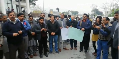 Journalists protest in front of Geo offices over wage delay