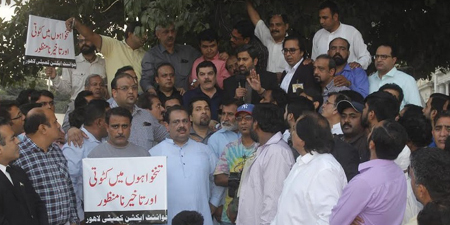 Lahore journalists protest layoffs, pay cuts